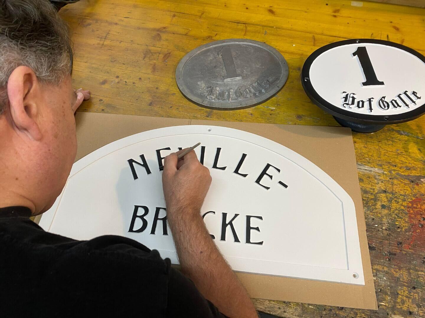 Hausnummern händisch bemalen