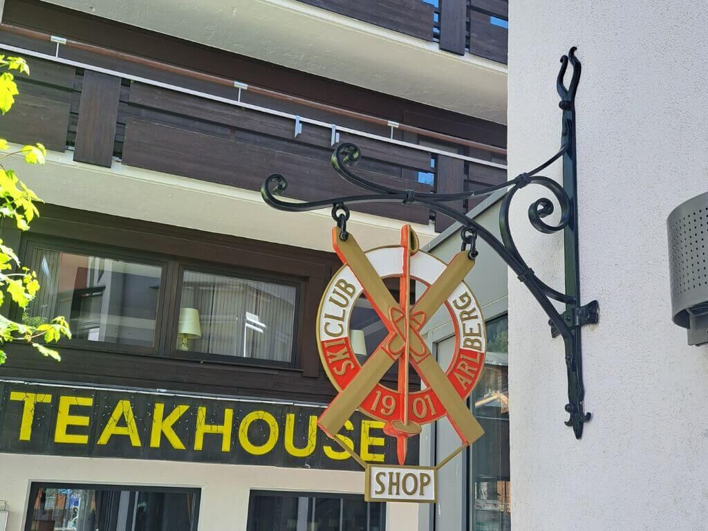 Steckschild bzw. Ladenschild aus Schmiedeeisen und Aluminiumguss für den Ski Club Arlberg Steckschild bzw. Ladenschild aus Schmiedeeisen und Aluminiumguss für den Ski Club Arlberg