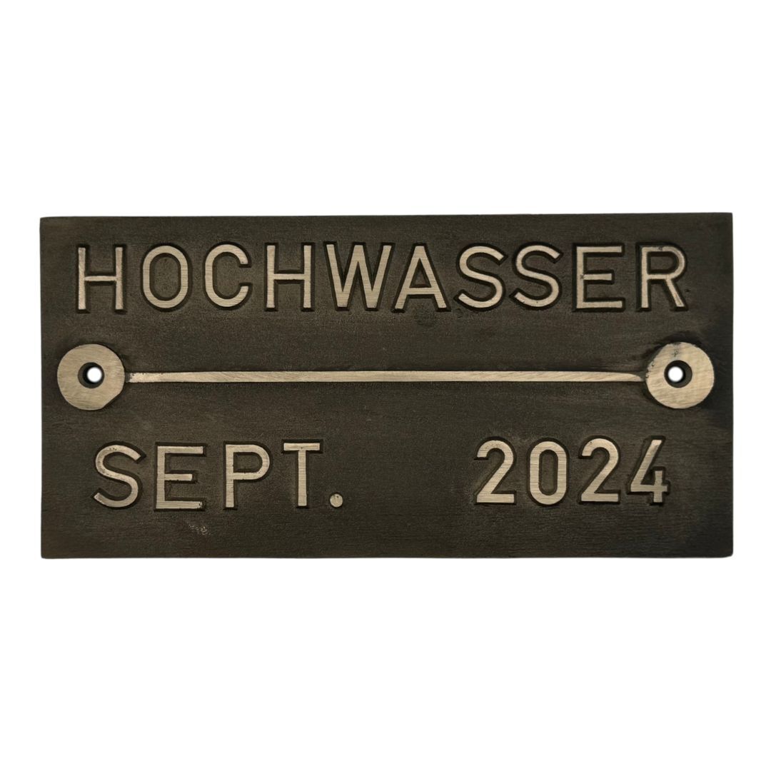 Hinweisschild Hochwasser - mit Monat und Jahr - aus Bronzeguss und aufgeschliffenem Text Hinweisschild Hochwasser - mit Monat und Jahr - aus Bronzeguss und aufgeschliffenem Text