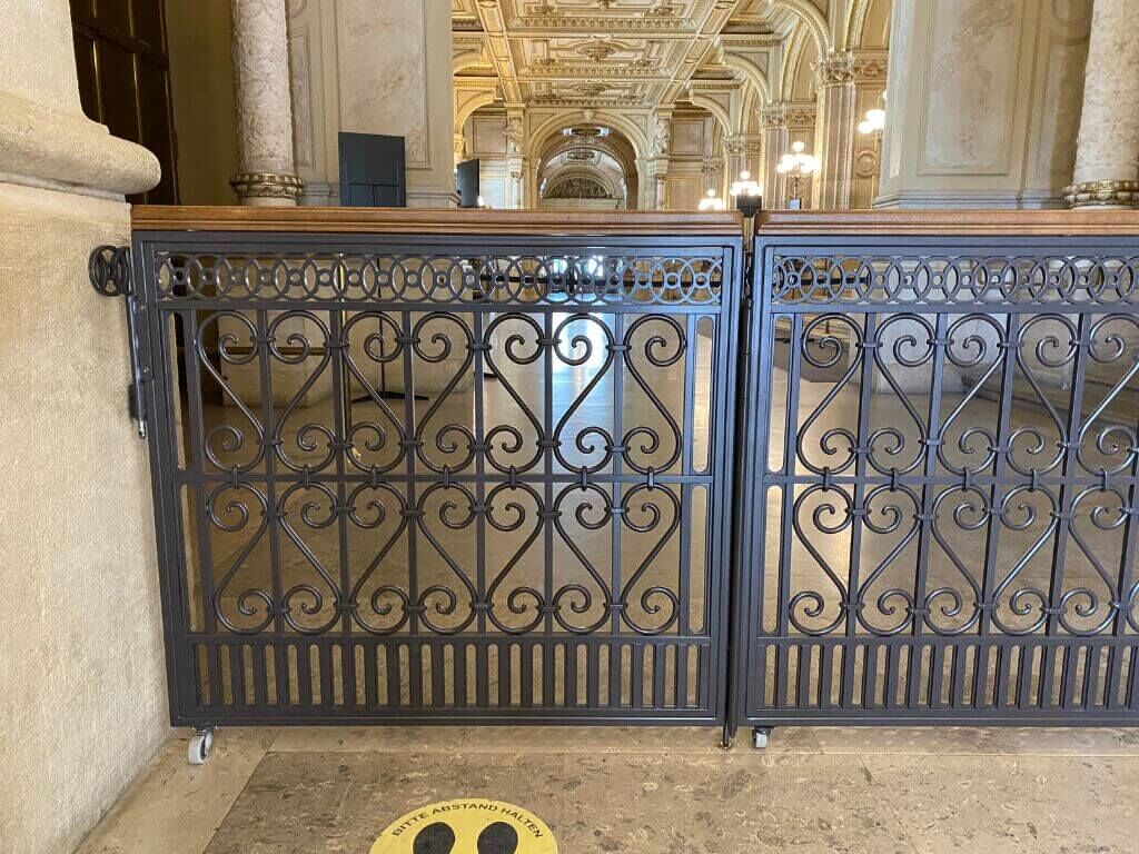 Detailaufnahme des dreiteiligen Absperrgitters aus Schmiedeeisen Detailaufnahme des dreiteiligen Absperrgitters aus Schmiedeeisen