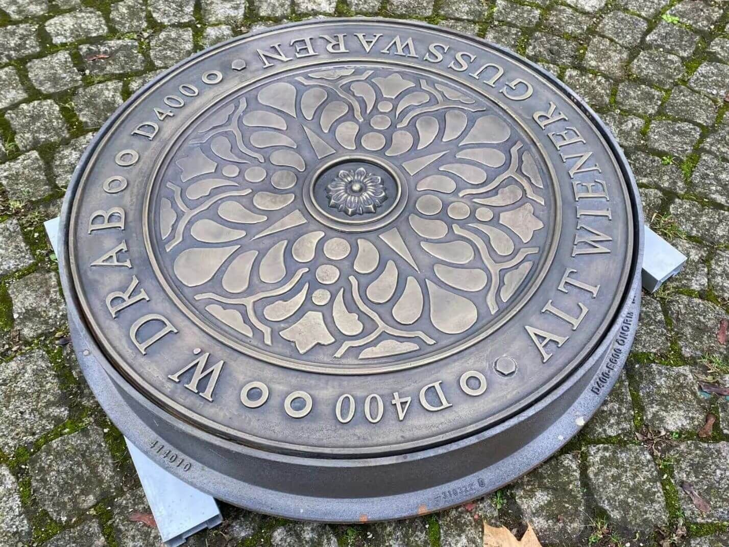 hochwertiger Schachtdeckel Florale aus Messingguss hochwertiger Schachtdeckel Florale aus Messingguss