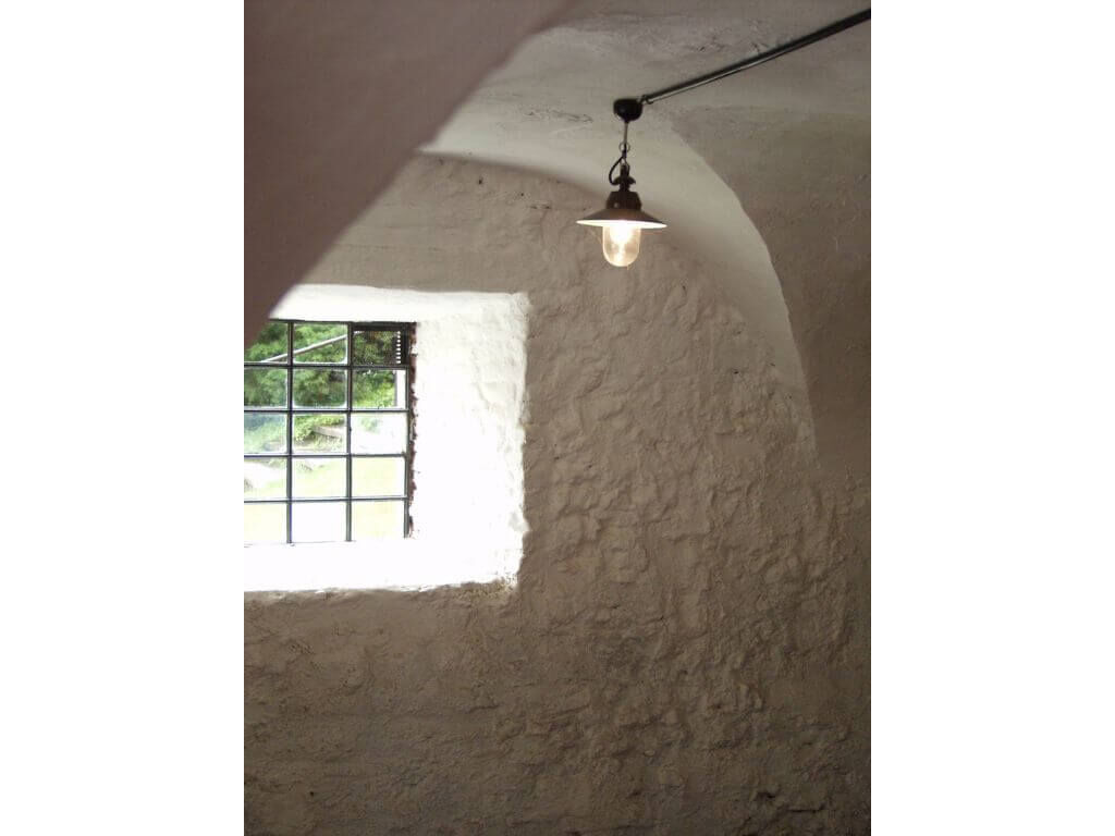 Haenge-Hofleuchte fuer den Reitstall des Lipizzanergestuet Piber Haenge-Hofleuchte fuer den Reitstall des Lipizzanergestuet Piber