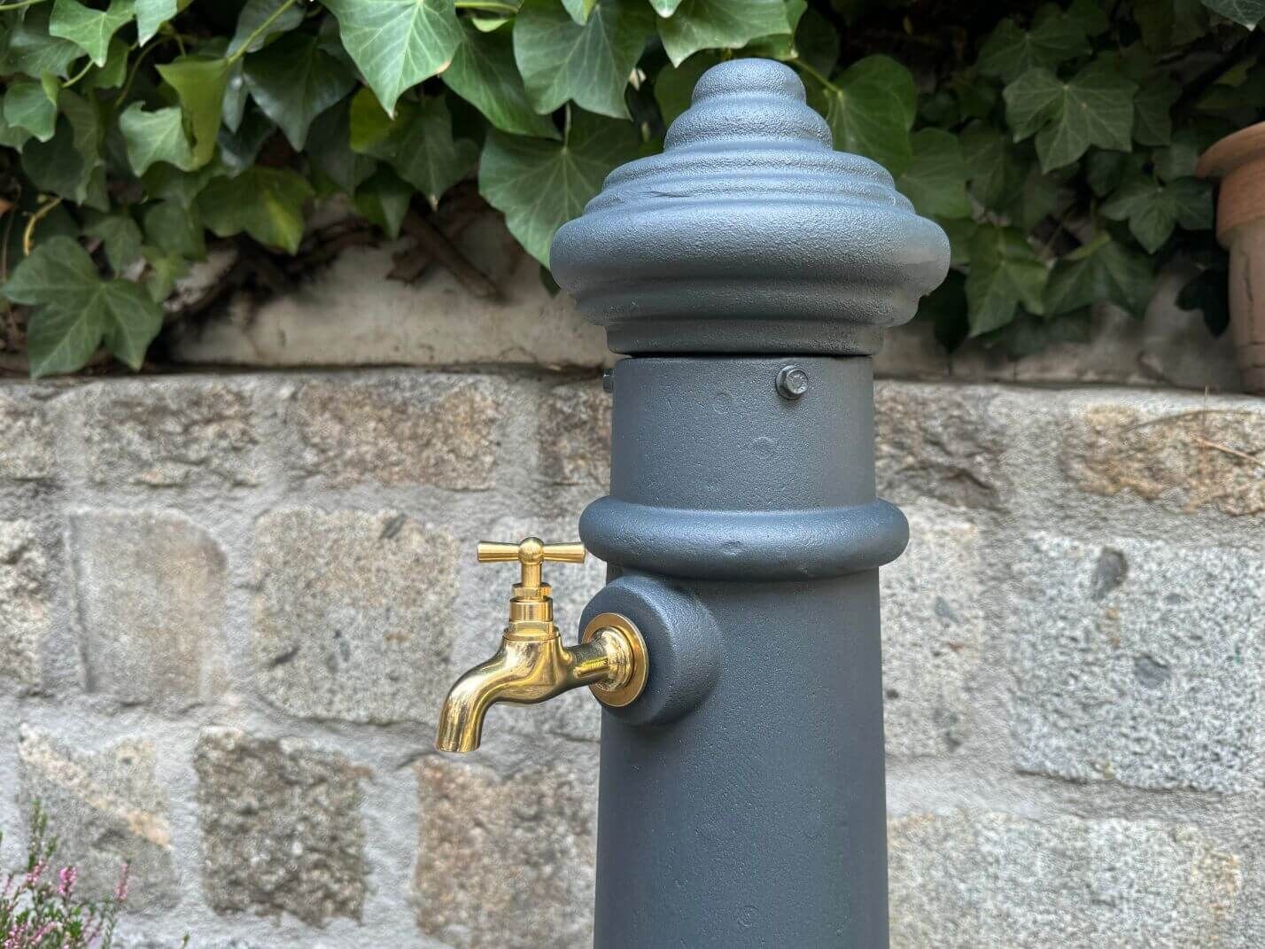 Messingwasserhahn des Gartenbrunnen Lilienfeld Messingwasserhahn des Gartenbrunnen Lilienfeld