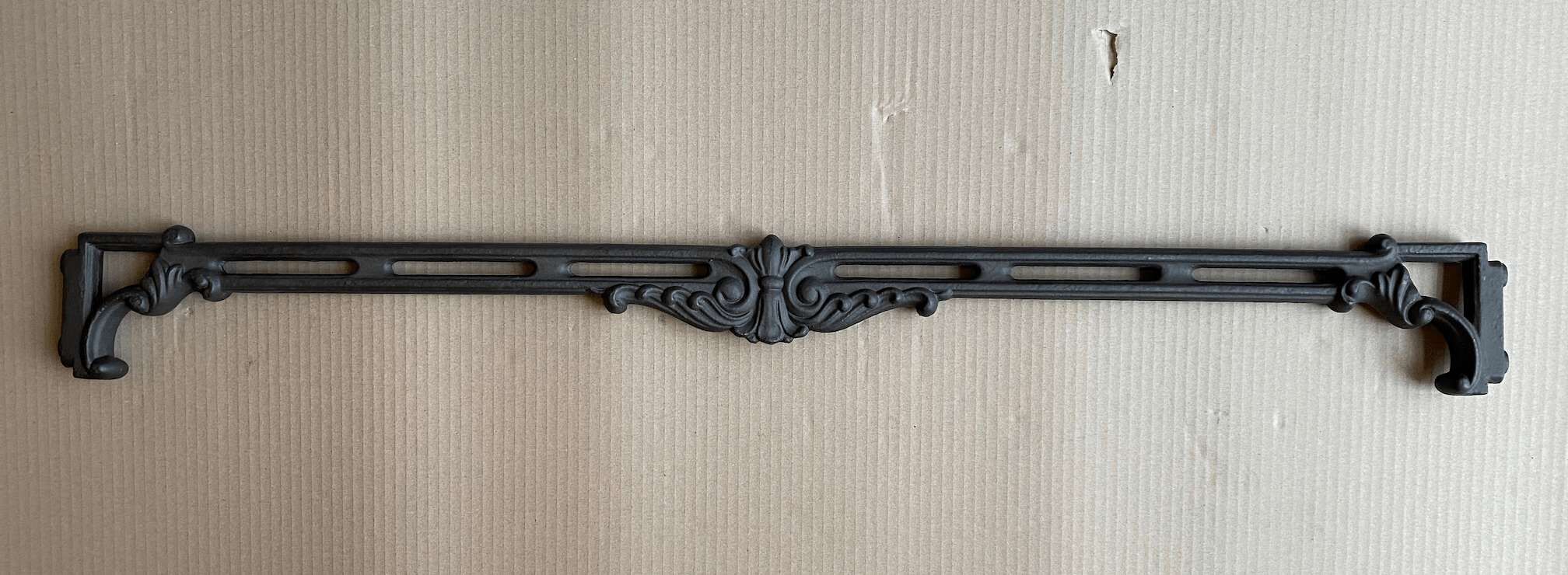 verzierter-fensterfries-gusseisen-antrhazitgrau-mffx-2 Vertzierter Fensterfries MFFX-2 aus Gusseisen