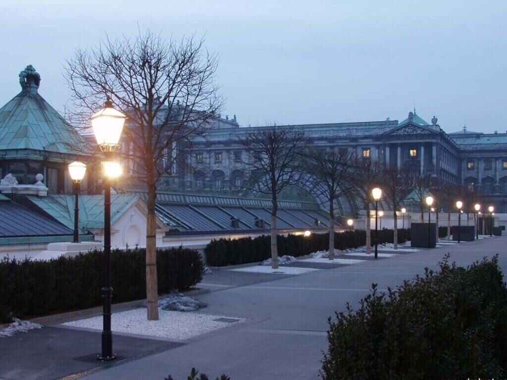 Standlaternen der Albertina bei Nacht