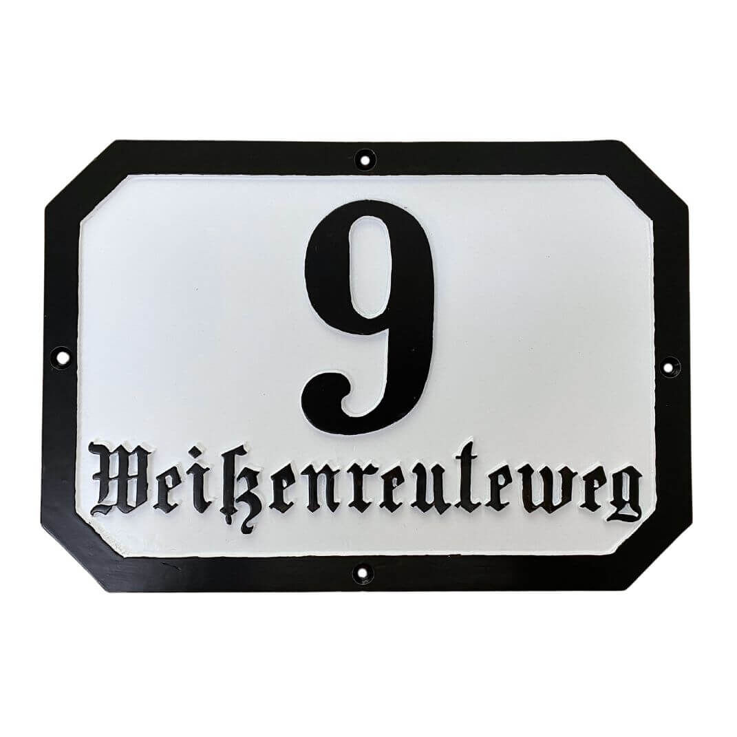 historische achteckige Hausnummerntafel aus Aluminiumguss mit schwarzer Umrandung und schwarzer Frakturschrift historische achteckige Hausnummerntafel aus Aluminiumguss mit schwarzer Umrandung und schwarzer Frakturschrift