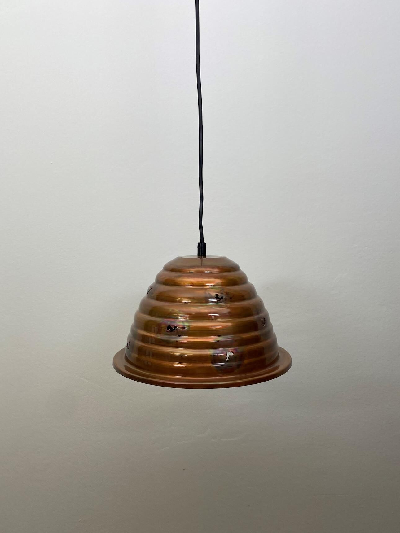 Hängeleuchte Imst aus geflammten Kupfer mit Zierlöchern