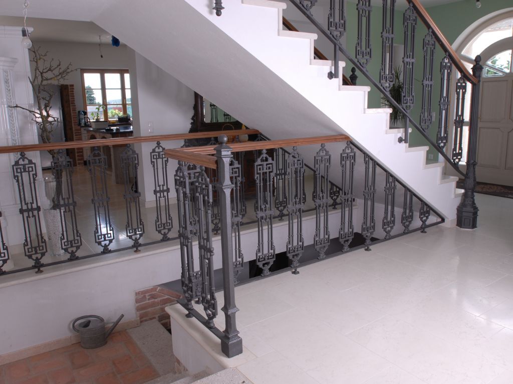 Stiegengelaender aus Gusseisen im klassischen Stil Stiegengelaender aus Gusseisen im klassischen Stil