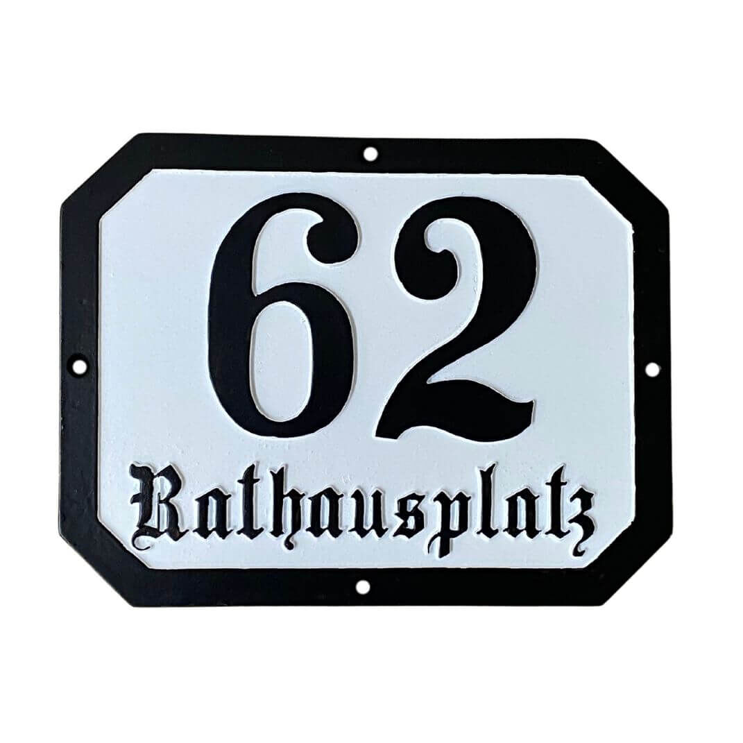 Nostalgische achteckige Hausnummerntafel aus Aluminiumguss mit schwarzem Rand und schwarzer Frakturschrift Nostalgische achteckige Hausnummerntafel aus Aluminiumguss mit schwarzem Rand und schwarzer Frakturschrift