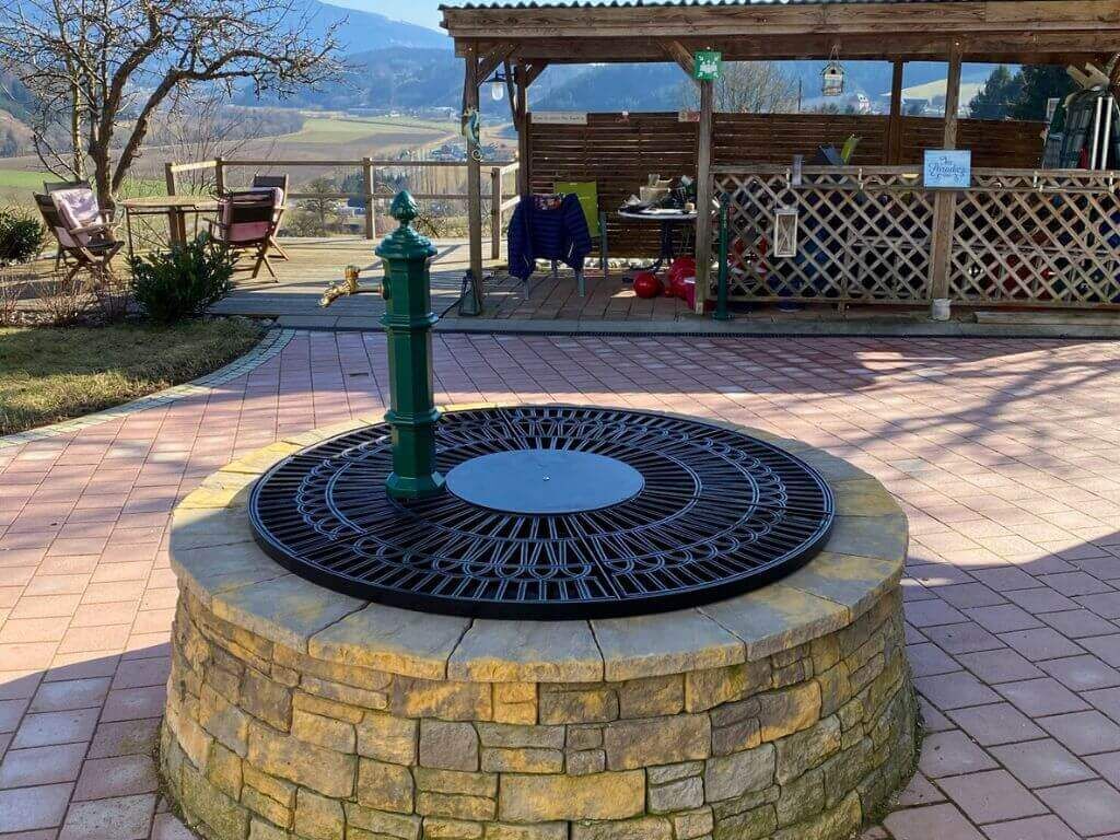 Baumscheibe mit integriertem Brunnen Baumscheibe mit integriertem Brunnen