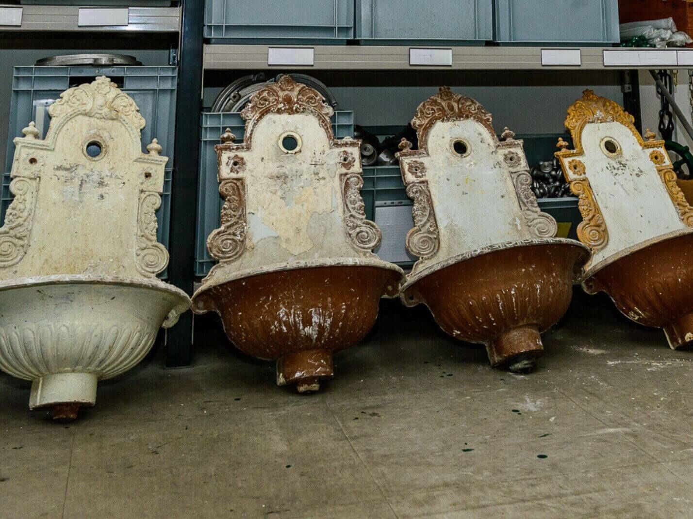 historische Bassenas aus Gusseisen - unrestauriert historische Bassenas aus Gusseisen - unrestauriert