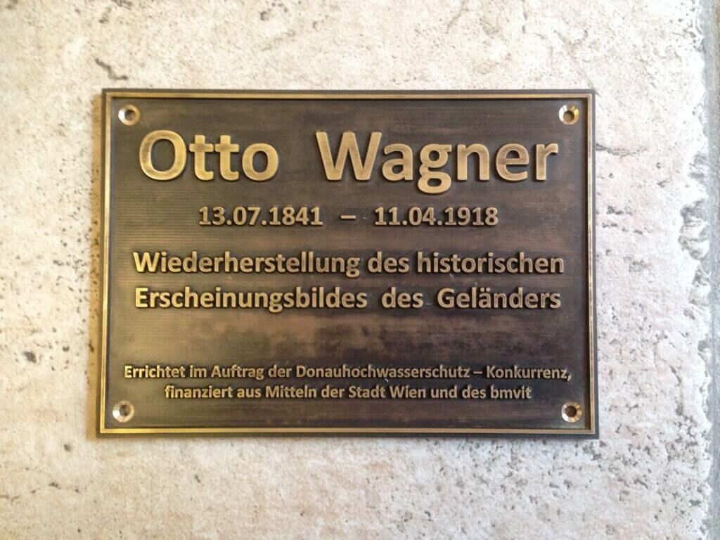 Hinweisschild aus patiniertem Messing "Otto Wagner"