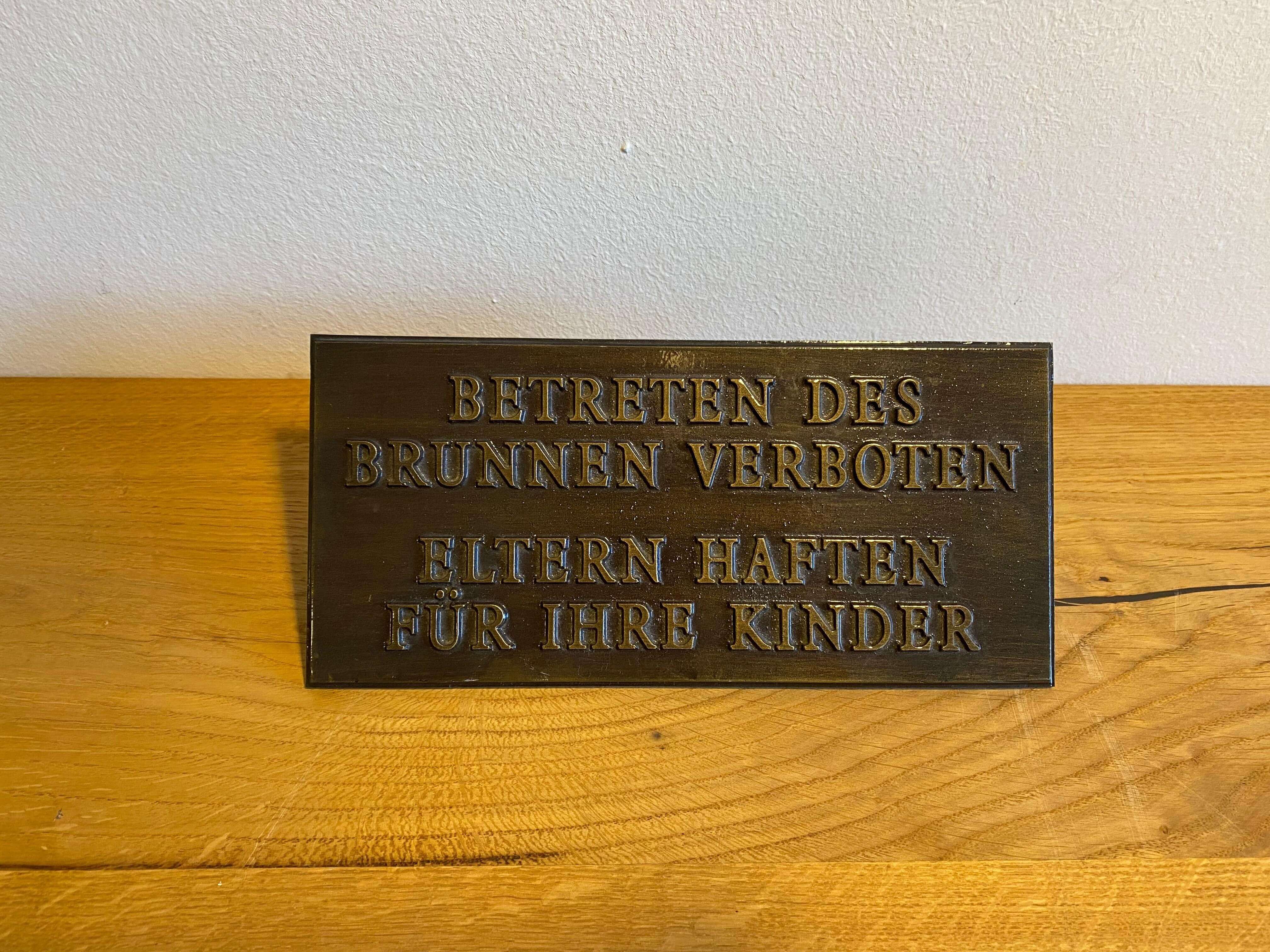 Bronzeguss- Hinweisschild "BETRETEN DES BRUNNEN VERBOTEN" 