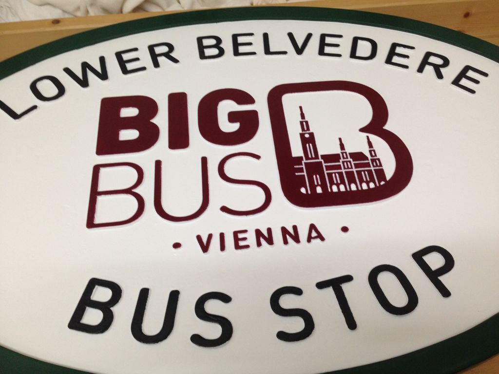 Detailaufnahme des Bus Haltestellenschilds für Big Bus Vienna Detailaufnahme des Bus Haltestellenschilds für Big Bus Vienna