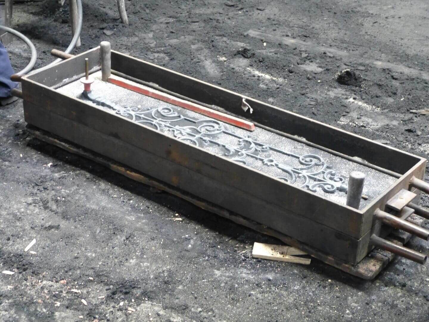 Oberen Teil Formkasten aufsetzen - Reproduktion historischer Geländer Oberen Teil Formkasten aufsetzen - Reproduktion historischer Geländer