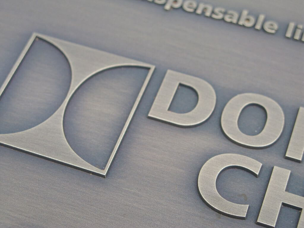 firmenschild-unternehmensschild-messing-patiniert-donauchemie-drab-3 Detailaufnahme des Unternehemensschildes aus Messing