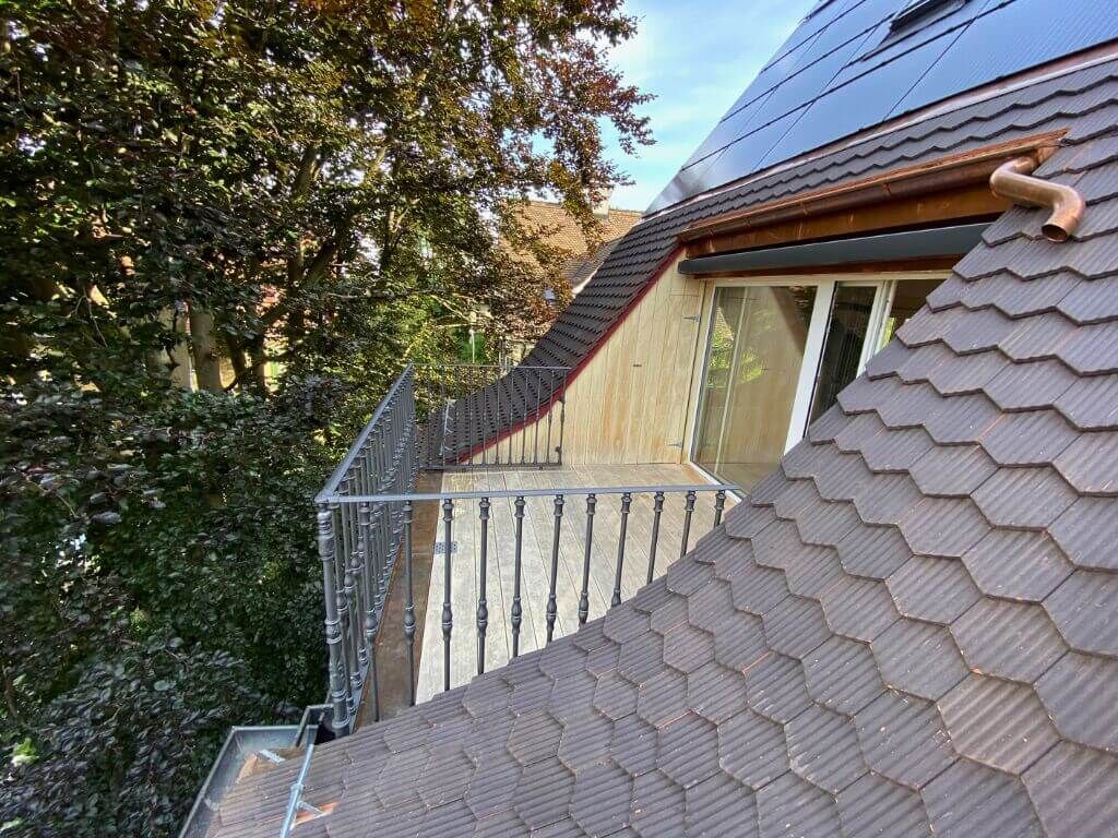 Historisches Balkongeländer aus Gusseisen Historisches Balkongeländer aus Gusseisen