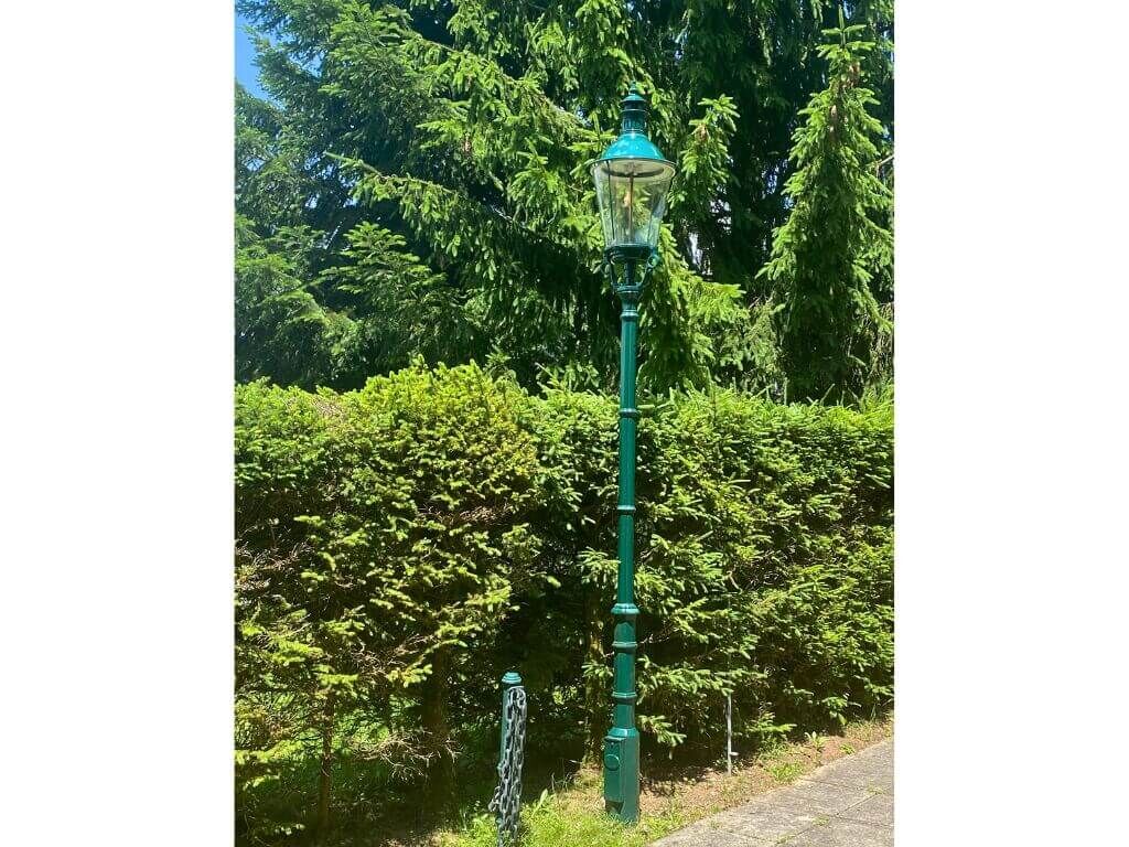 Moosgruene Standlaterne Wien in Gaslaternenoptik Moosgruene Standlaterne Wien in Gaslaternenoptik