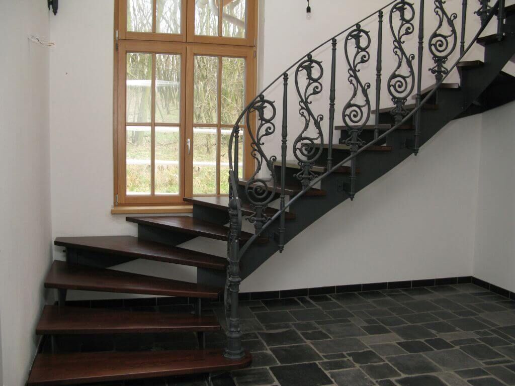 Stilvolles Stiegengelaender aus Gusseisen Stilvolles Stiegengelaender aus Gusseisen