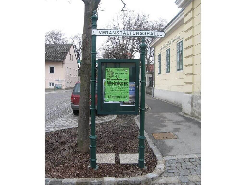 Nostalgischer Schaukasten mit 2 Säulen aus Aluminiumguss Nostalgischer Schaukasten mit 2 Säulen aus Aluminiumguss