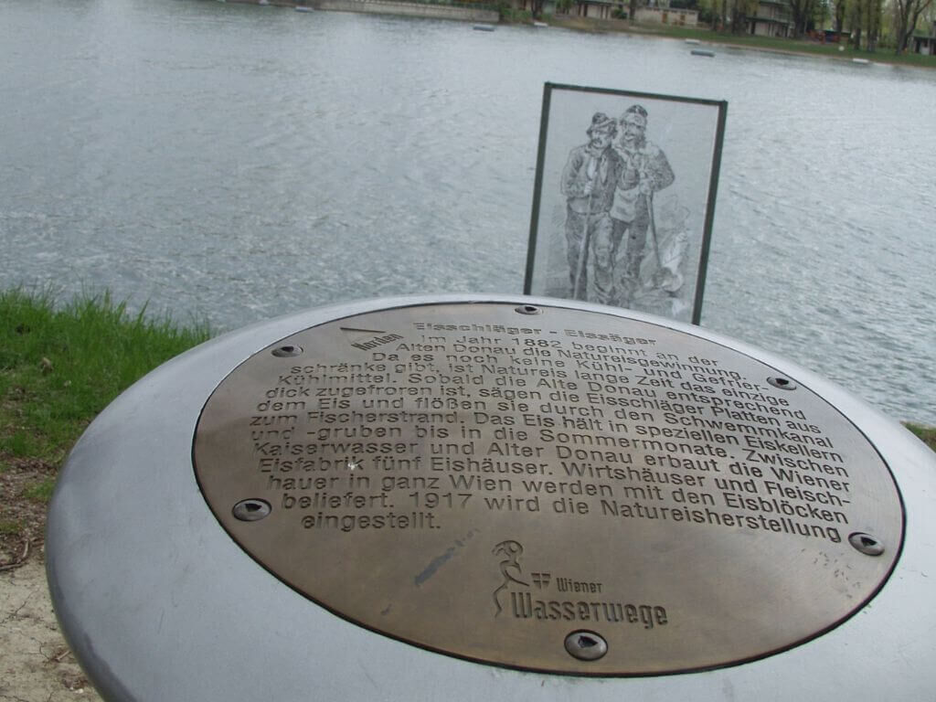 In den Schiffspoller eingelassenes Bronzeschild In den Schiffspoller eingelassenes Bronzeschild