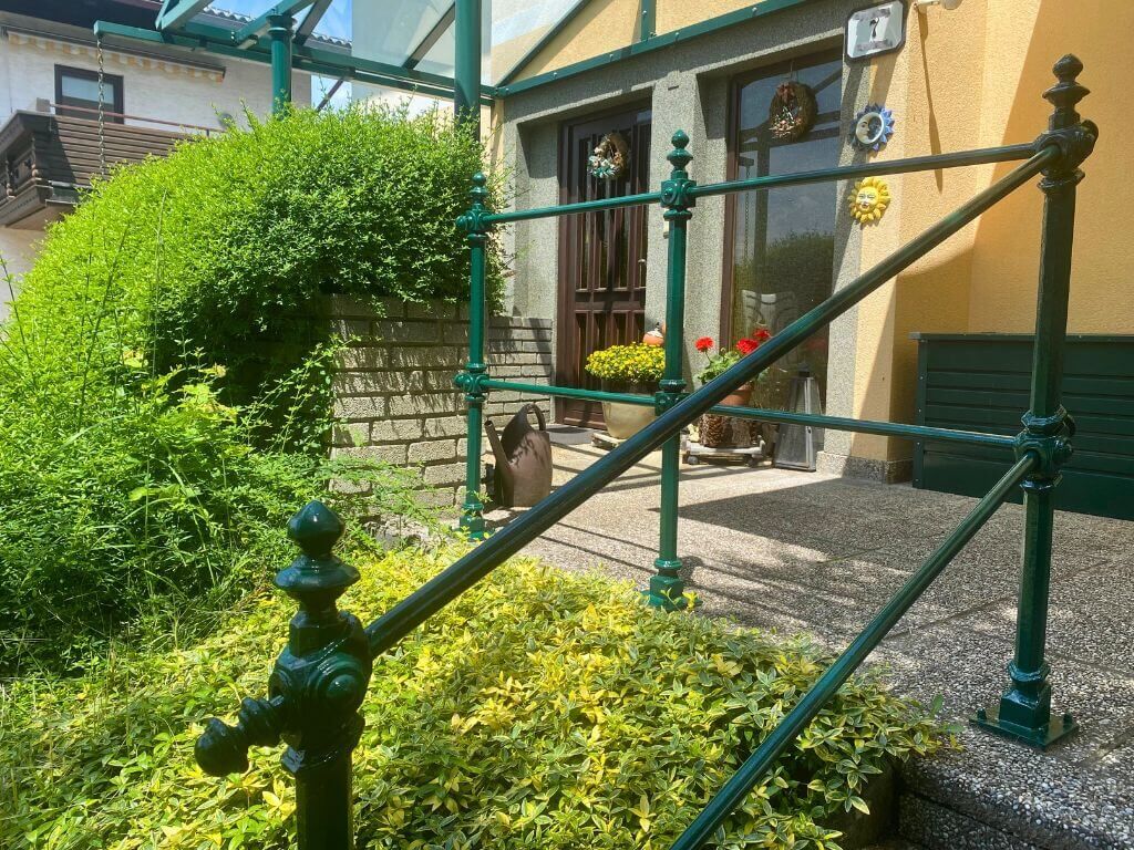 Stilvolle Geländersteher Weitra aus Gusseisen mit Rohrdurchzug Stilvolle Geländersteher Weitra aus Gusseisen mit Rohrdurchzug