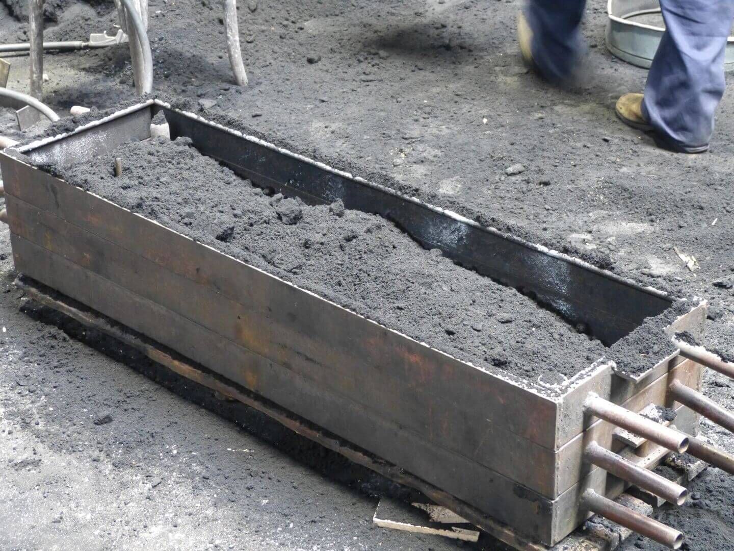 Reproduktion historischer Geländer: Formkasten mit Sand befüllen