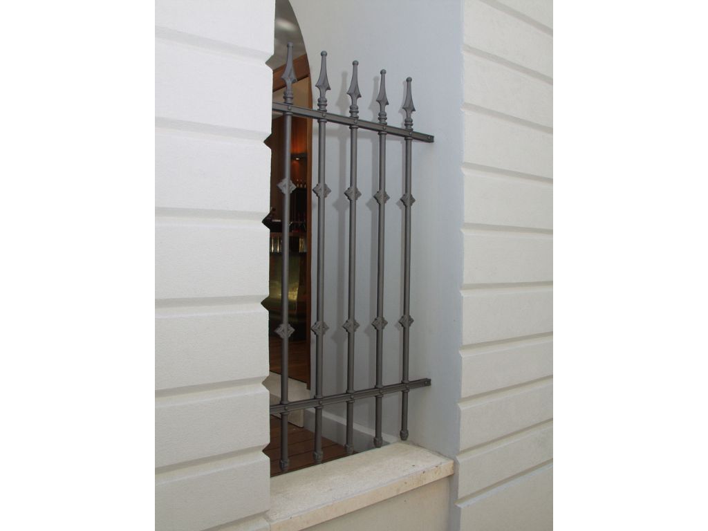 klassischer-zaun-anthrazitgrau-eisenglimmer-mitspitzen-3