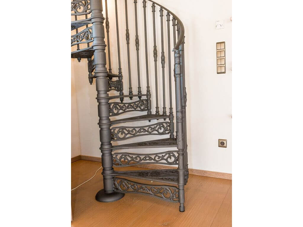 Unterer Einstieg nostalgische Wendeltreppe aus Gusseisen Unterer Einstieg nostalgische Wendeltreppe aus Gusseisen