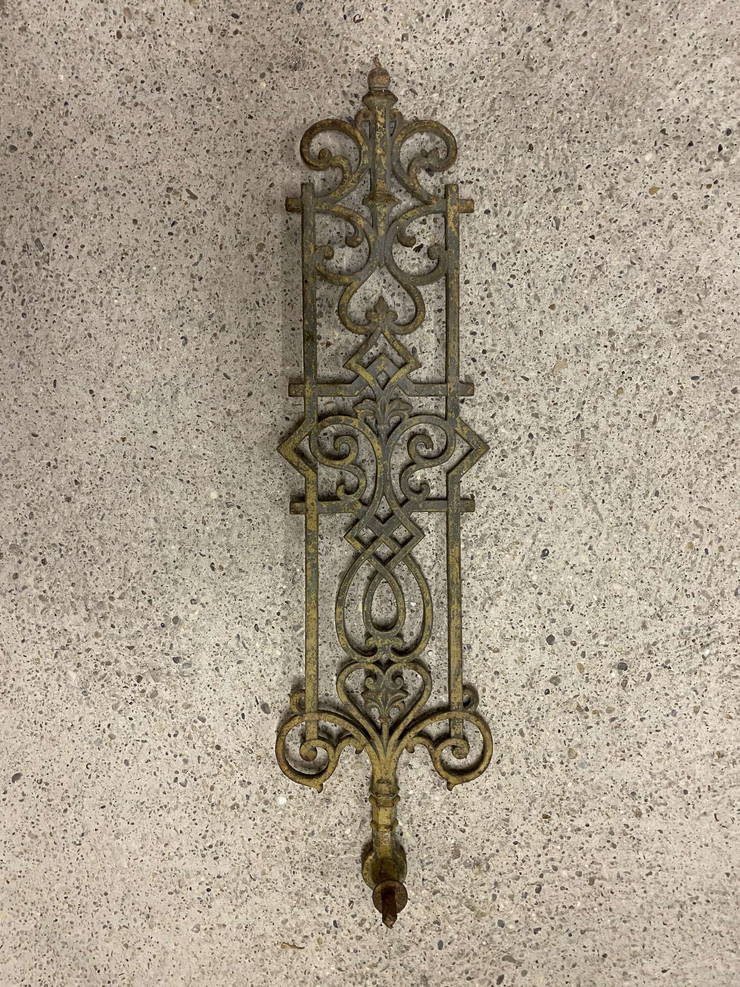 gussgelaender-fnd-breit-50s-historisch-1 altes Geländer fnd-breit-50s aus Gusseisen aus Altbestand