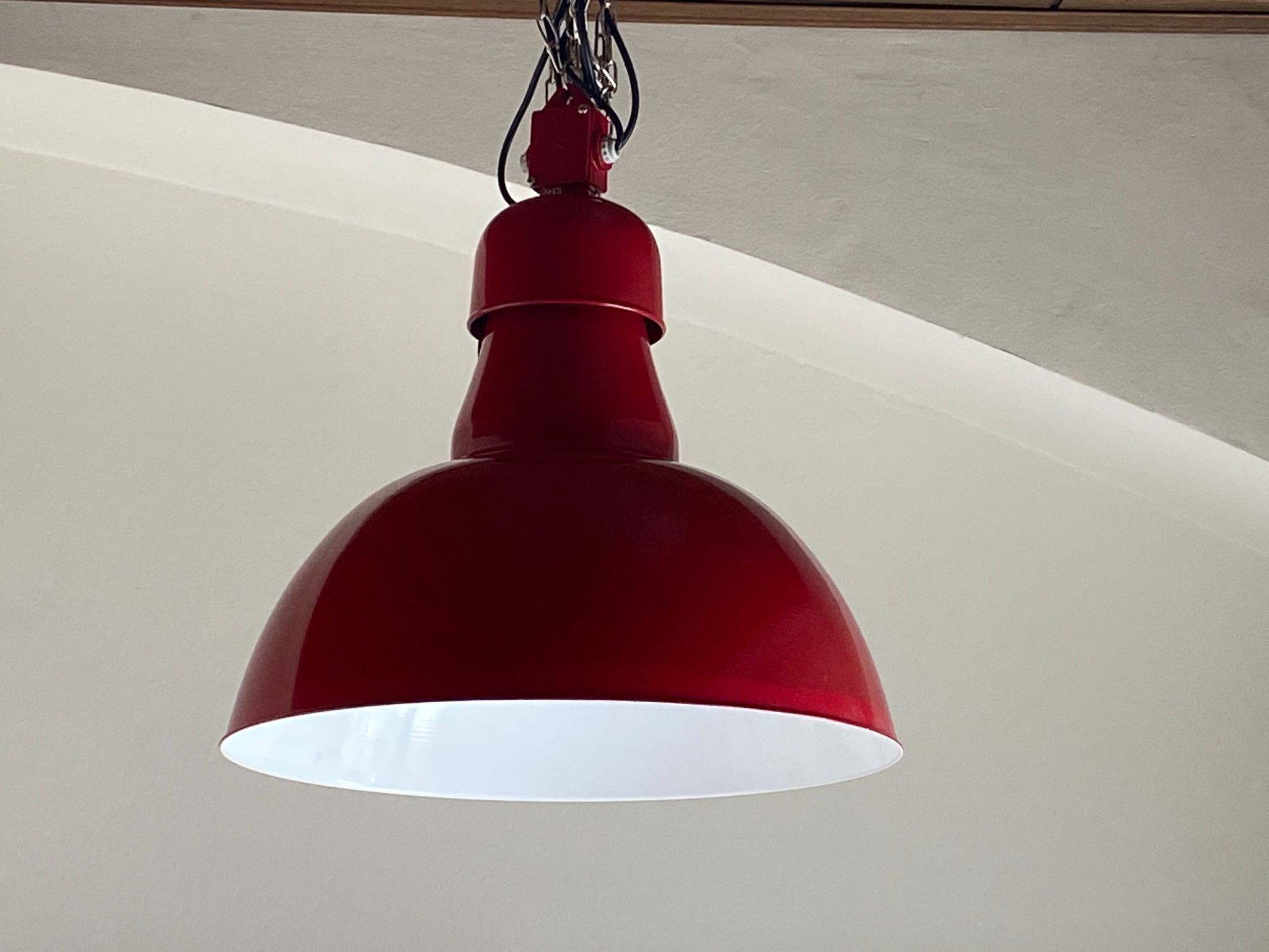 haengeleuchte-fabrikleuchte-klagenfurt-rot-1 Hängeleuchte Klagenfurt Typ I - Karminrot - mit Kette und schwarzem PVC-Kabel