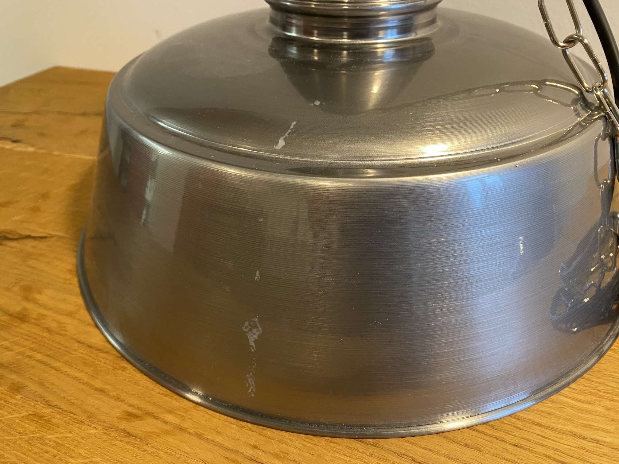 fabrikleuchte-sievering-lackfehler Lackfehler Detailansicht