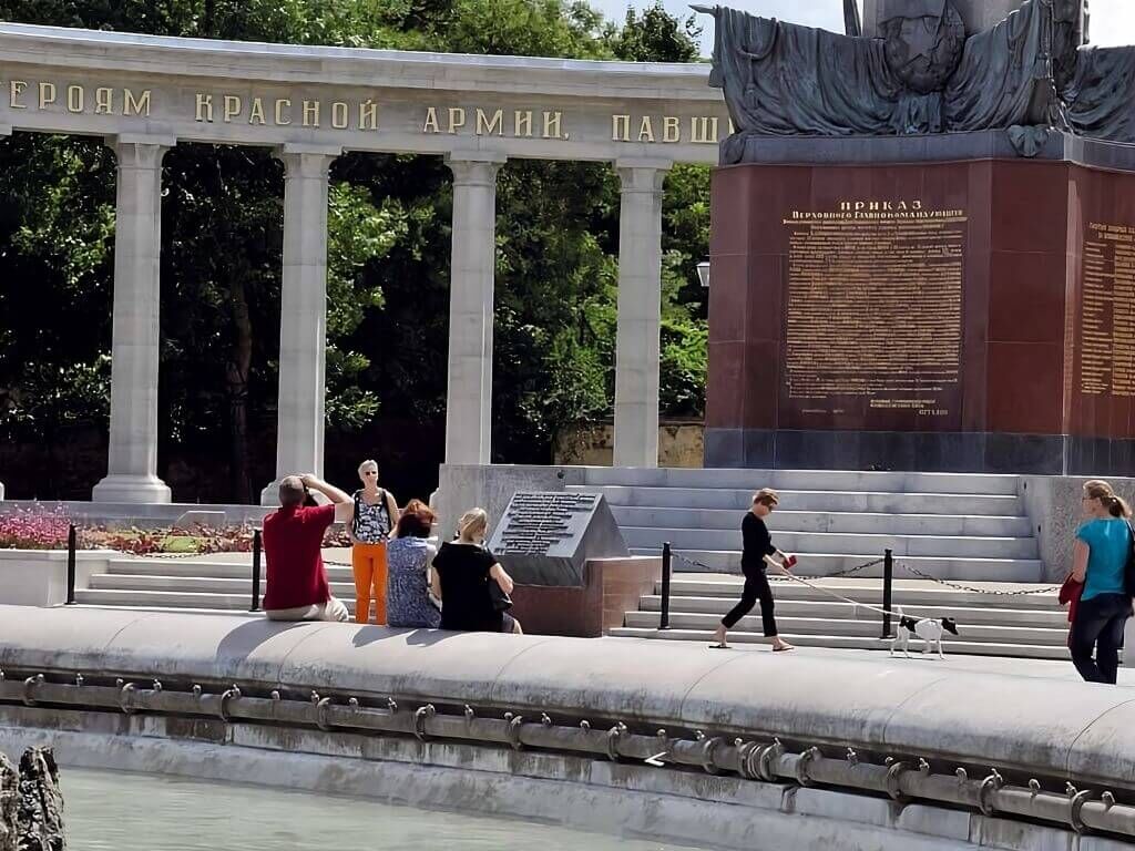 Klassische Poller und Pollerketten beim Befreiungsdenkmal