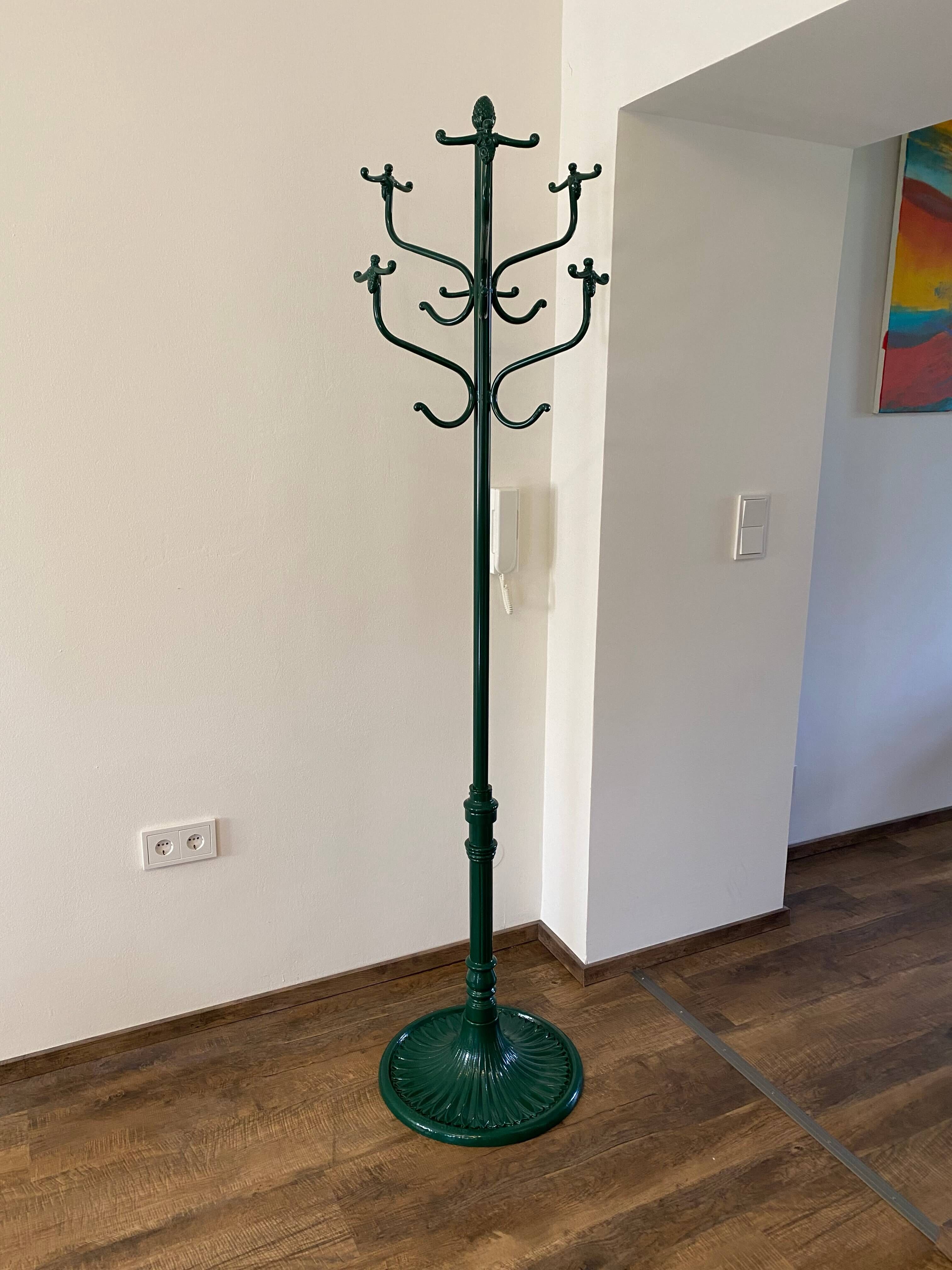 kleiderstaender-klassich-gruen-2 Kleiderständer in Moosgrün in klassischem Design