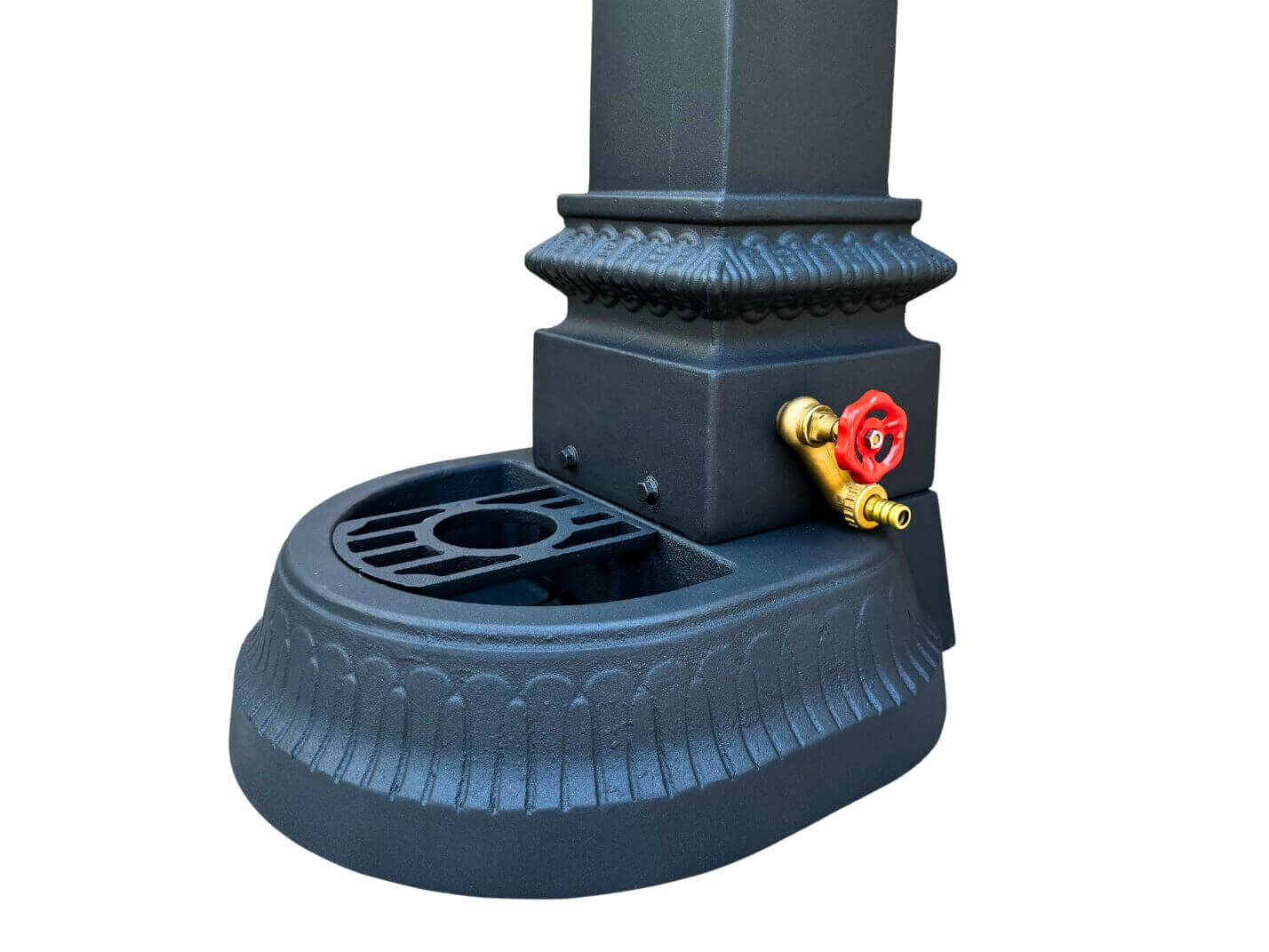 Becken und seitlicher Wasserschlauchanschluss des nostalgischen Standbrunnen Hohenberg Becken und seitlicher Wasserschlauchanschluss des nostalgischen Standbrunnen Hohenberg