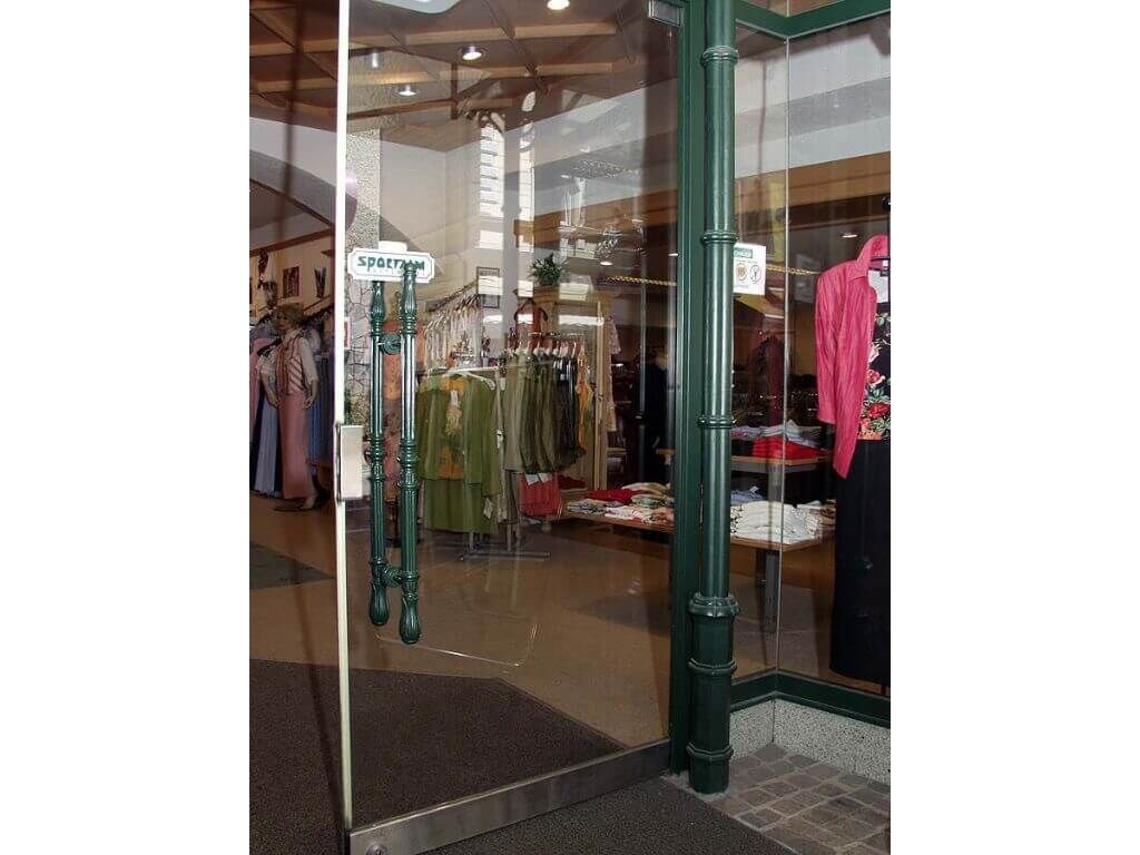 schauer_modehaus_bad_ischl_stuetzsaeule_ausleger_tuergriff_drab_01 Historische Türgriffe aus Gusseisen