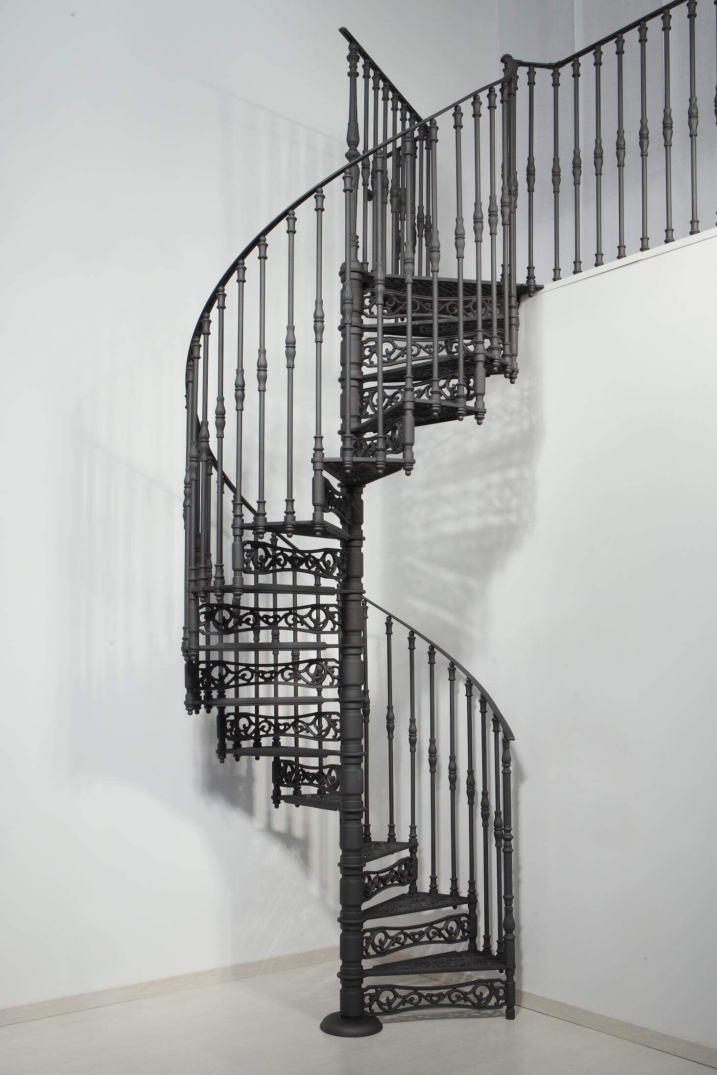 Stilvolle Wendeltreppe aus robustem Gusseisen Stilvolle Wendeltreppe aus robustem Gusseisen