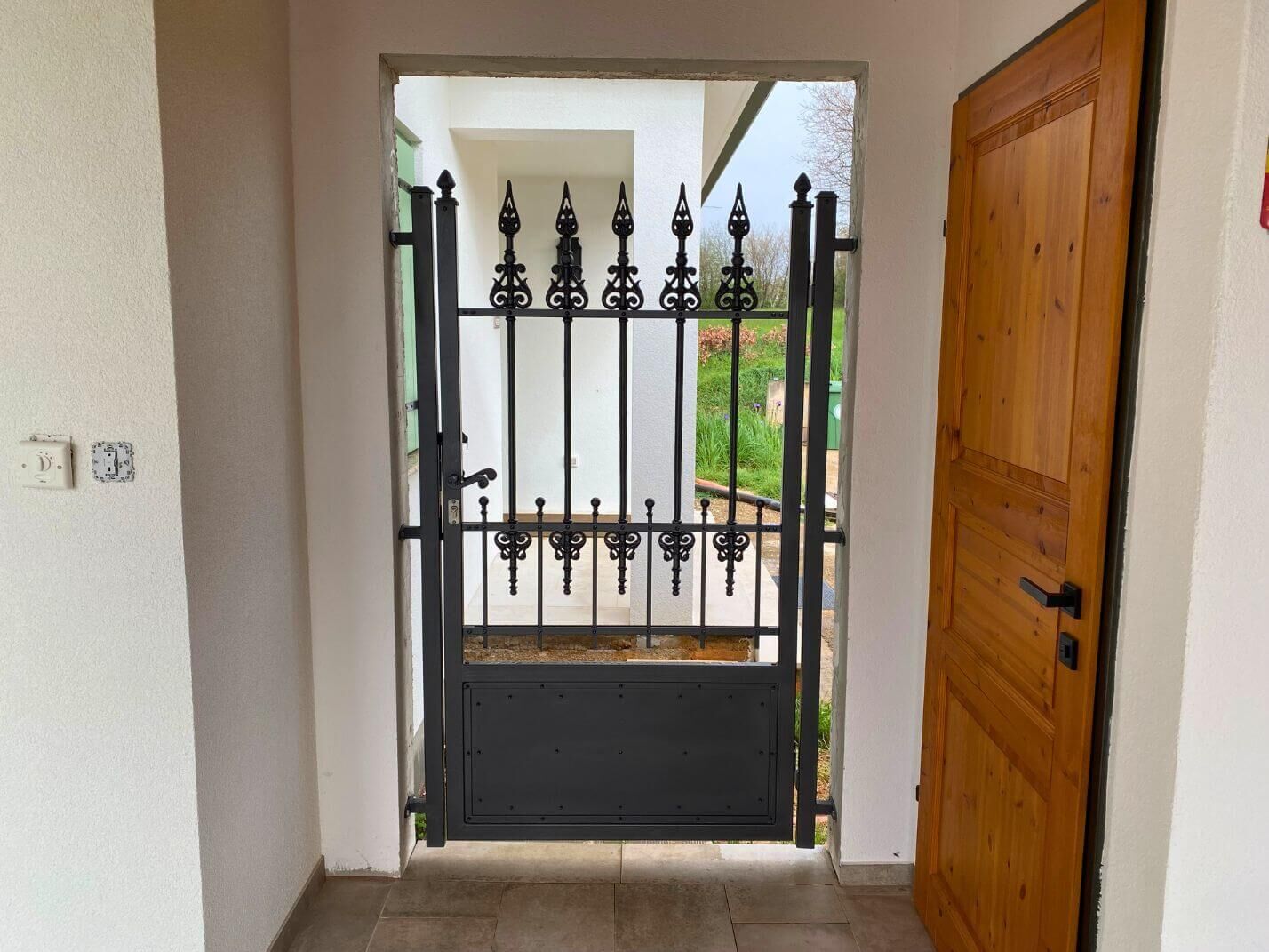 Elegantes Eingangstor aus Gusseisen Elegantes Eingangstor aus Gusseisen