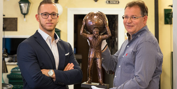 Markus und Wolfgang Drab mit dem Arnold Schwarzenegger R20 Award Markus und Wolfgang Drab mit dem Arnold Schwarzenegger R20 Award