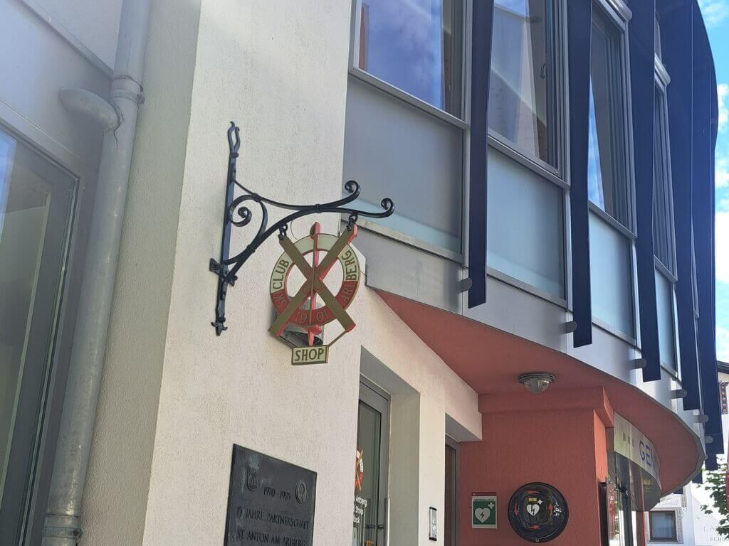 Steckschild bzw. Ladenschild mit Wandausleger aus Metallguss & Schmiedeeisen Steckschild bzw. Ladenschild mit Wandausleger aus Metallguss & Schmiedeeisen