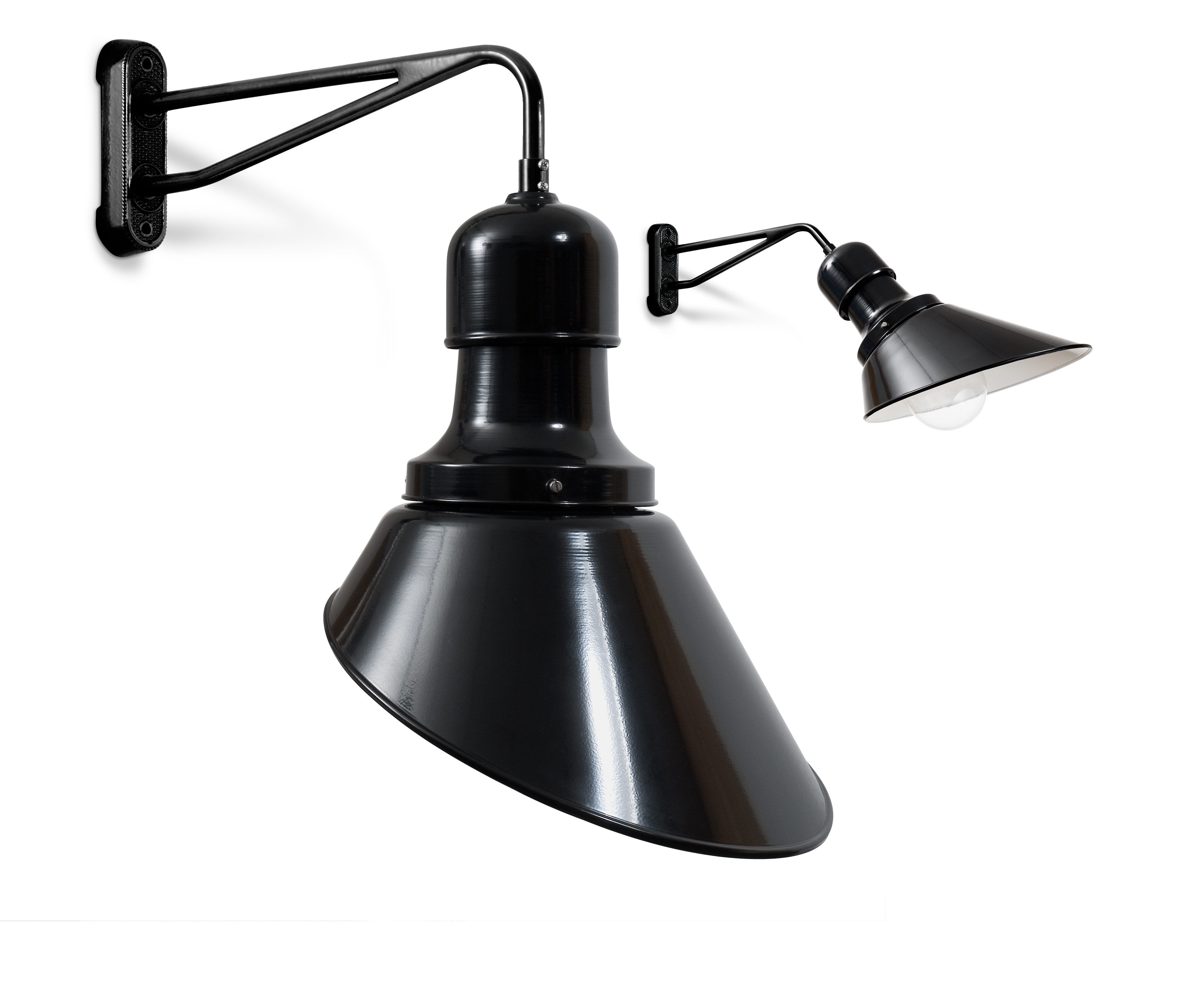 ke_hof_wand_zwei_leuchten Vorne:Doppelrohr senkrecht Hinten: Doppelrohr schräg