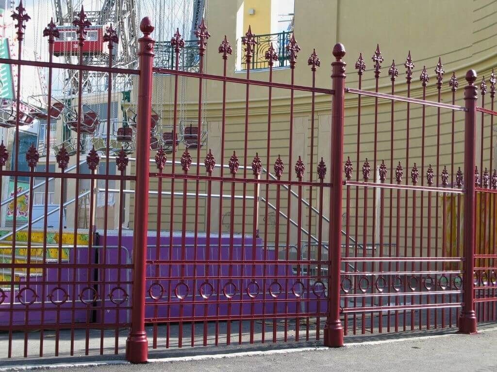 klassischer-zaun-zaunspitzen-rot-eisen-aluminiumguss-prater-drab-2