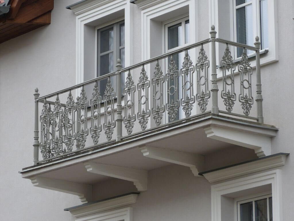 Balkongelaender aus Aluminiumguss im historischen Stil Balkongelaender aus Aluminiumguss im historischen Stil