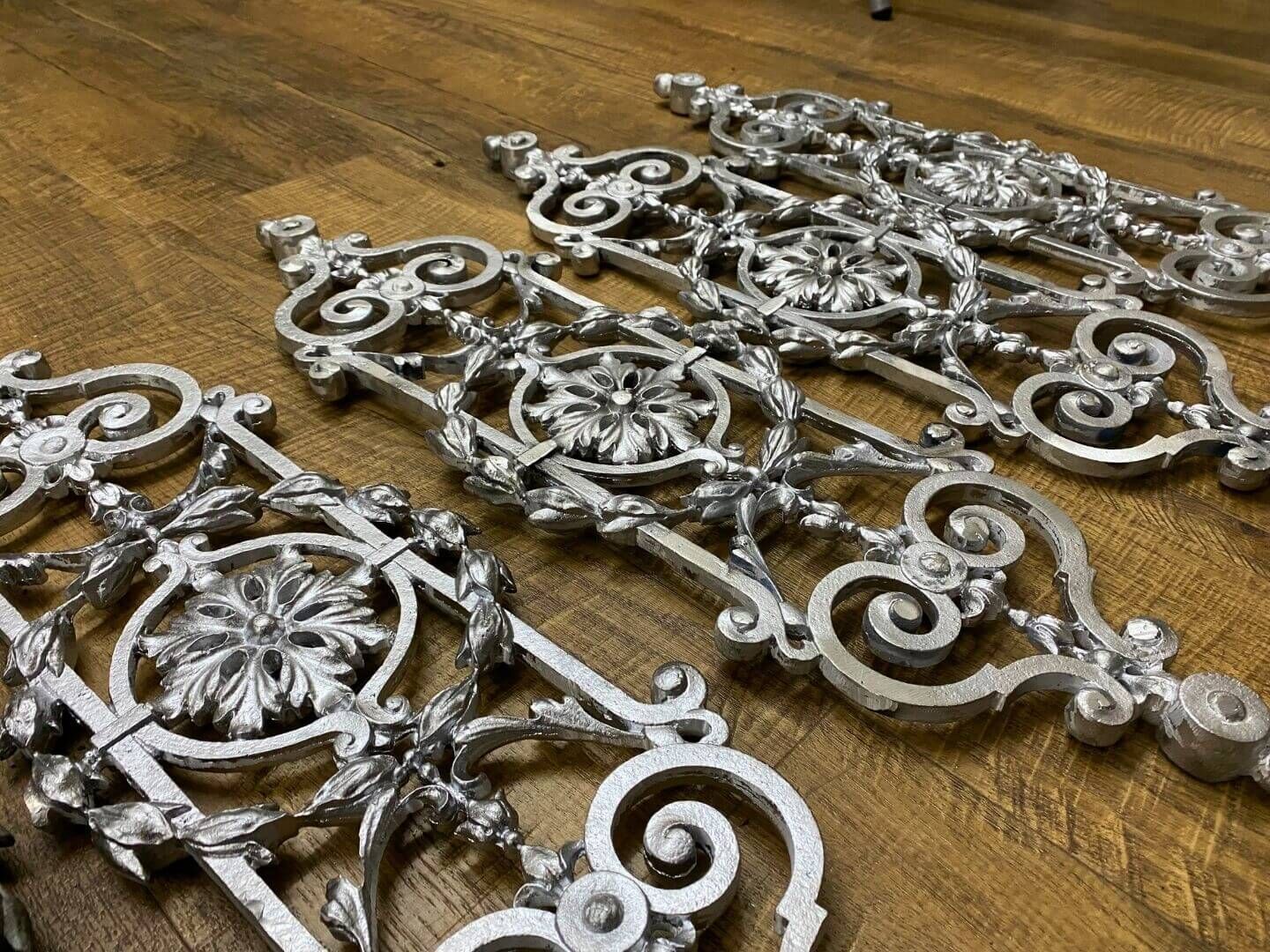 Detailaufnahme von Reproduktionen klassischer Altbaugeländer aus Aluminiumguss Detailaufnahme von Reproduktionen klassischer Altbaugeländer aus Aluminiumguss