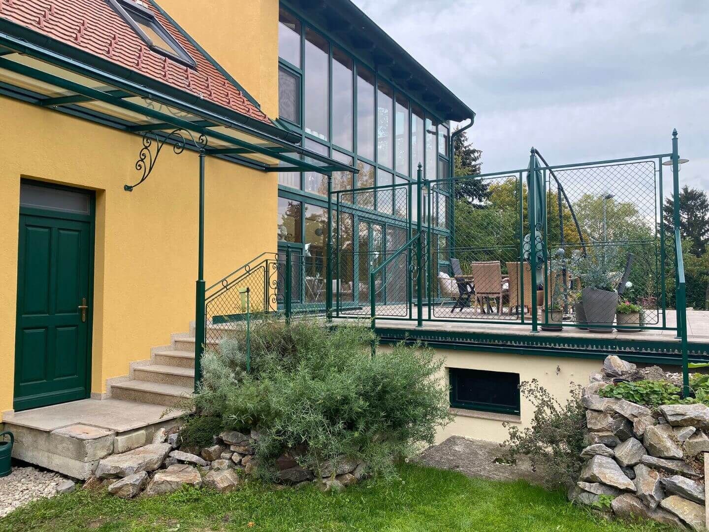 schlichtes Vordach mit Glasüberdachung, Krippgittergeländer und Krippgitterzaun schlichtes Vordach mit Glasüberdachung, Krippgittergeländer und Krippgitterzaun