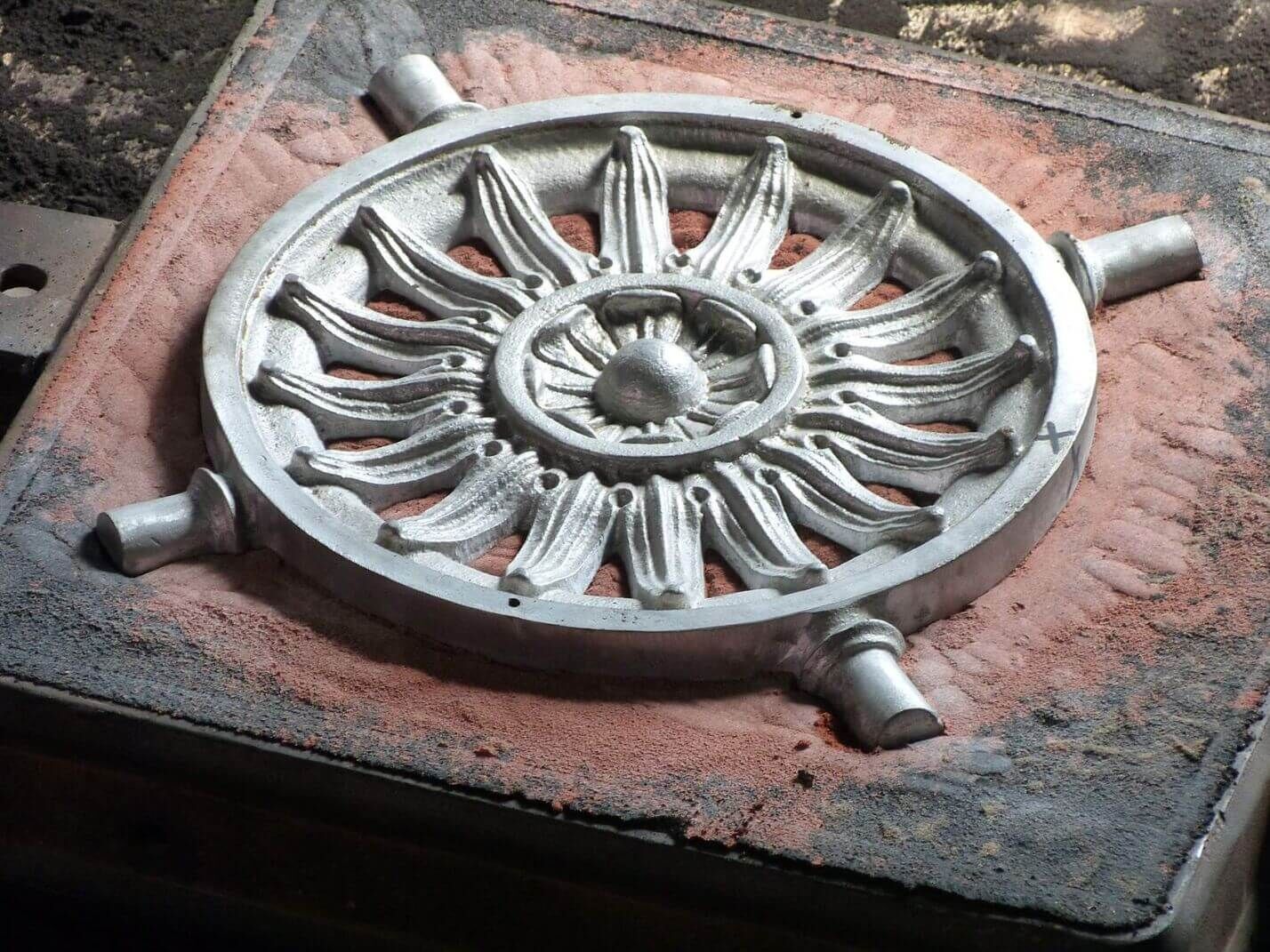 Formkasten mit eingelegtem Gussmodell Formkasten mit eingelegtem Gussmodell