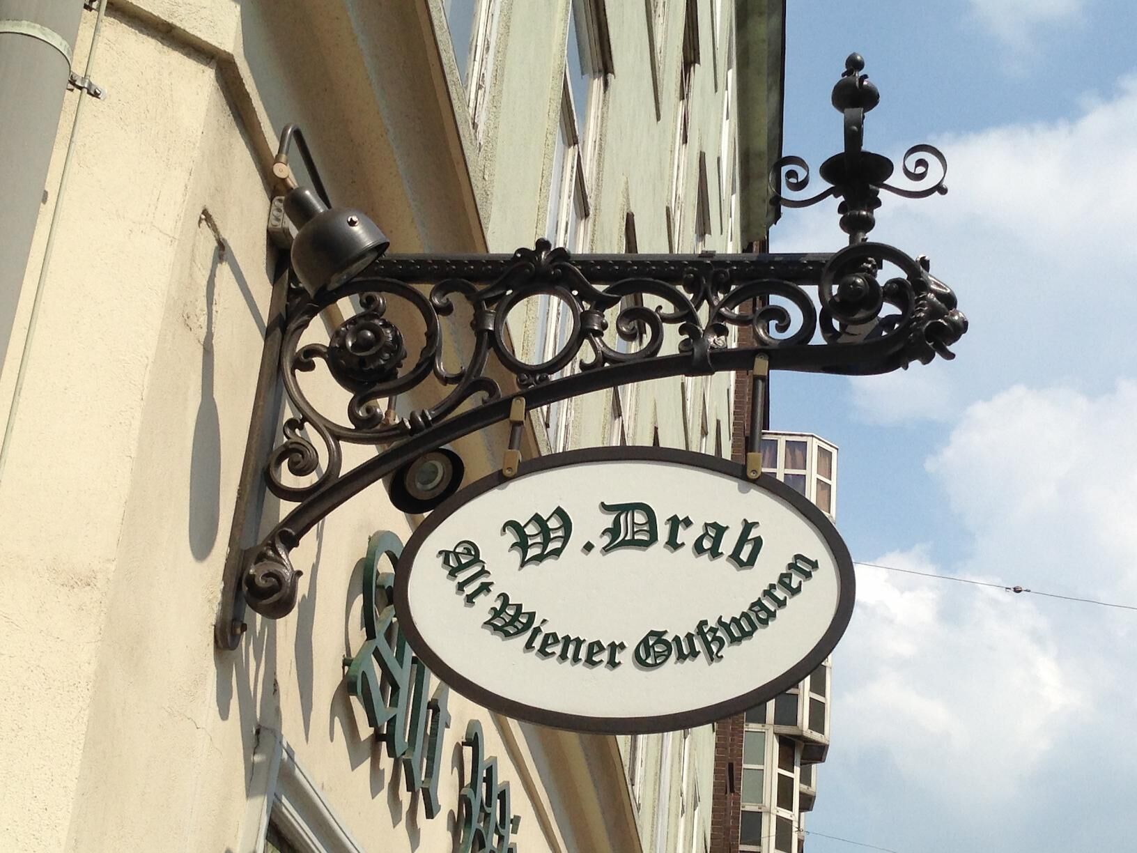 Steckschild bzw. Ladenschild mit Wandausleger aus Metallguss & Schmiedeeisen Steckschild bzw. Ladenschild mit Wandausleger aus Metallguss & Schmiedeeisen