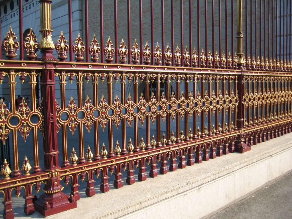 Reproduzierte Zierteile und Zaunspitzen des historischen Zauns der Wiener Hofburg Reproduzierte Zierteile und Zaunspitzen des historischen Zauns der Wiener Hofburg