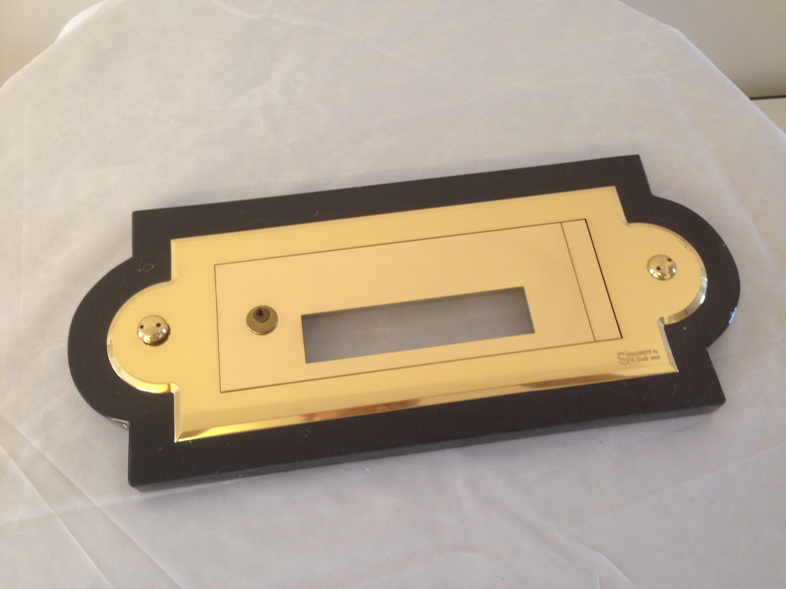 IMG_6195 Entnahmetür aus Messing mit Marmorrahmen Vorderseite - Ausstellungsstück