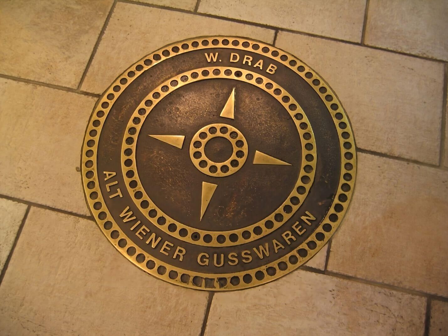 Individuelle Bodeneinlegeplatte mit individuellem Text und schlichter Windrose Individuelle Bodeneinlegeplatte mit individuellem Text und schlichter Windrose